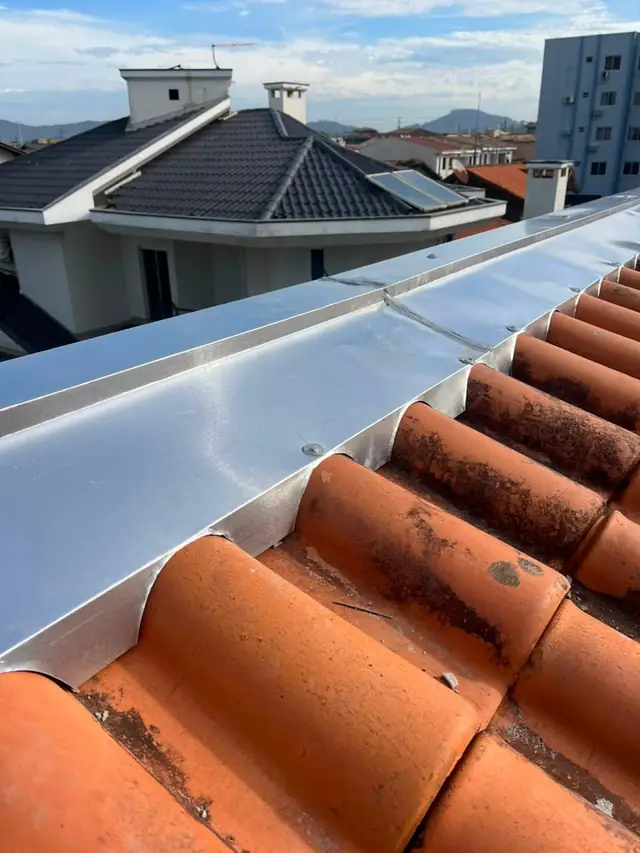 Acabamento metálico em cobertura residencial